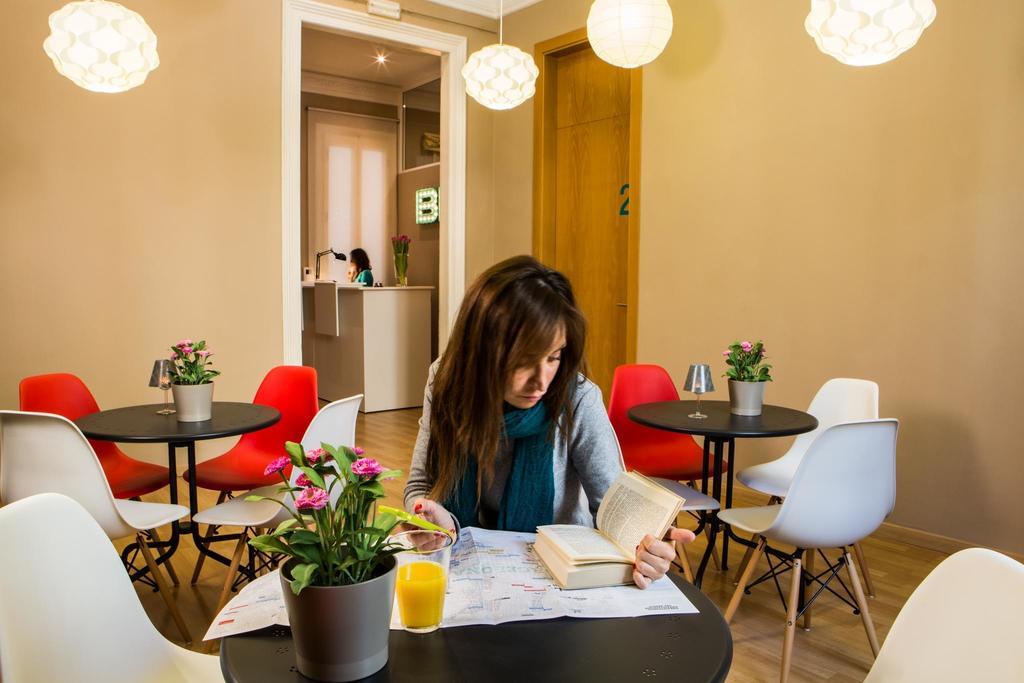 Born Barcelona Hostel (Adults Only) אנשים תמונה